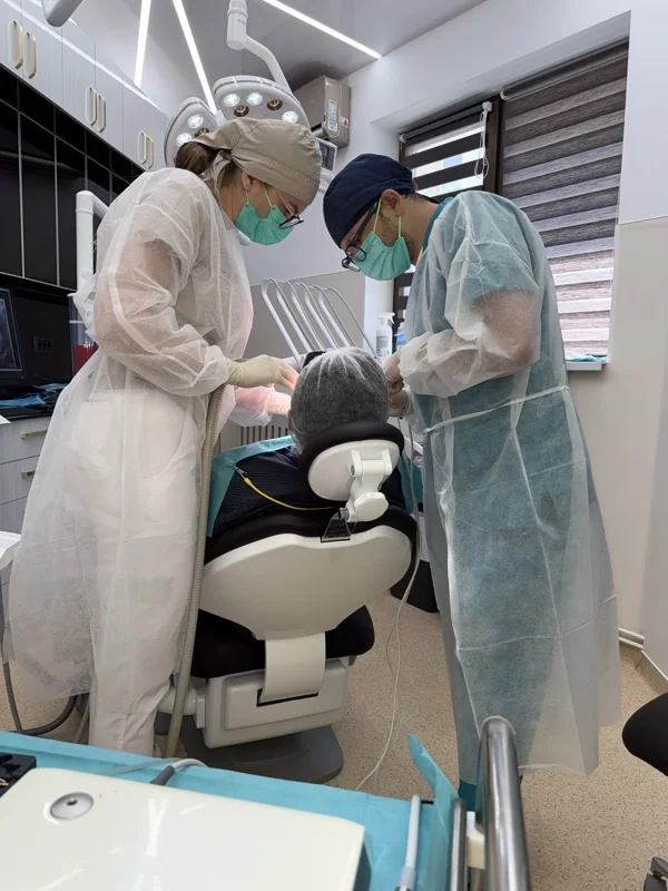 Echipa medicală Cris Smile Studio alături de pacient pe parcursul tratamentului
