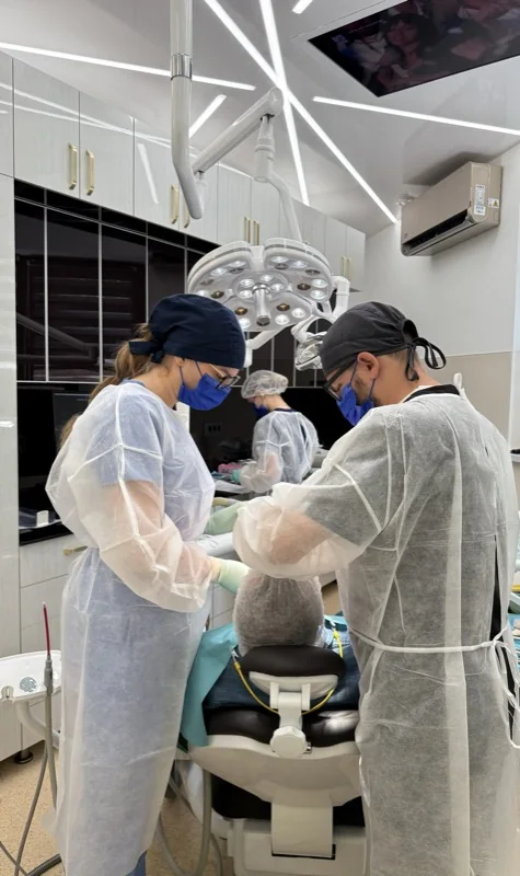 Intervenție de implant dentar în condiții de sterilitate la Cris Smile Studio