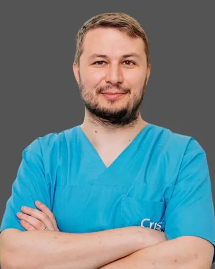 Medic din echipa Cris Smile Studio București