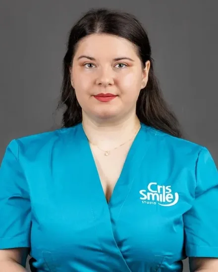 Medic din echipa Cris Smile Studio București