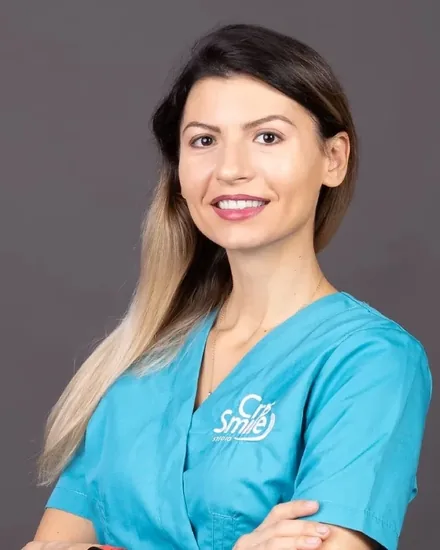 Medic stomatolog din echipa Cris Smile Studio București