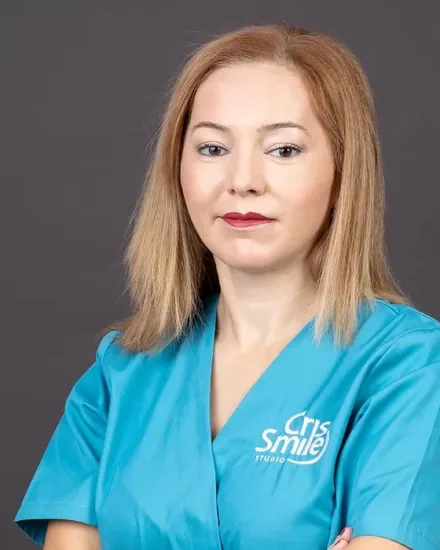 Medic specialist din echipa Cris Smile Studio București