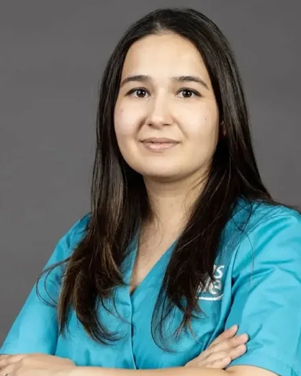 Medic din echipa Cris Smile Studio București