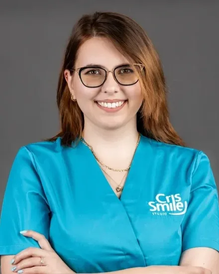 Medic din echipa Cris Smile Studio București
