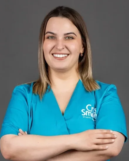 Medic din echipa Cris Smile Studio București