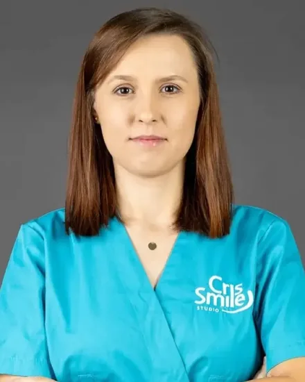 Medic stomatolog din echipa Cris Smile Studio București