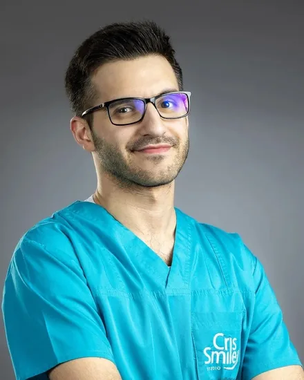 Medic stomatolog din echipa Cris Smile Studio București