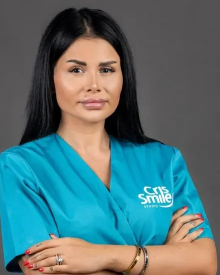 Medic din echipa Cris Smile Studio București