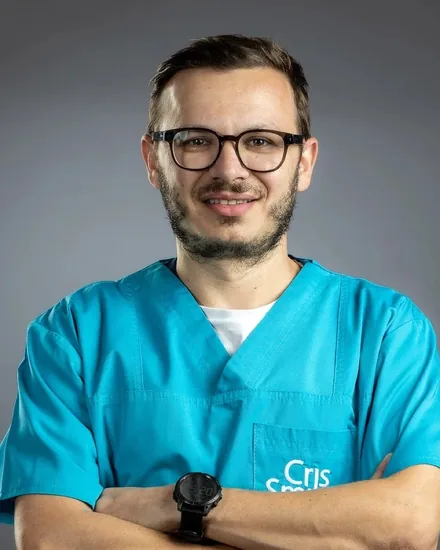 Medic cu competențe în implantologie, Cris Smile Studio București
