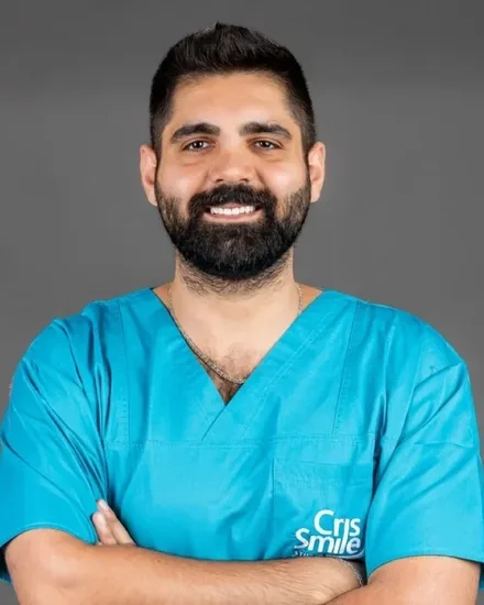 Medic stomatolog din echipa Cris Smile Studio București