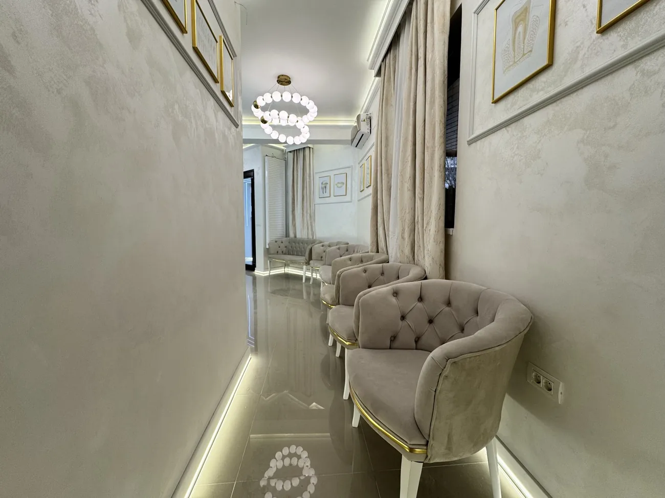 Hol și zonă de așteptare cu fotolii în clinica Cris Smile Studio București